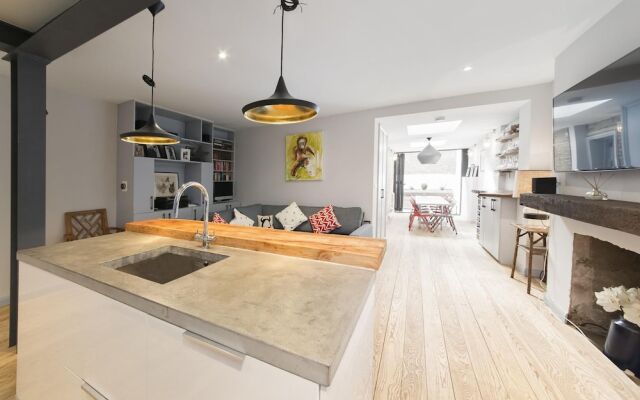 Contemporary 2 Bedroom Notting Hill Apartment