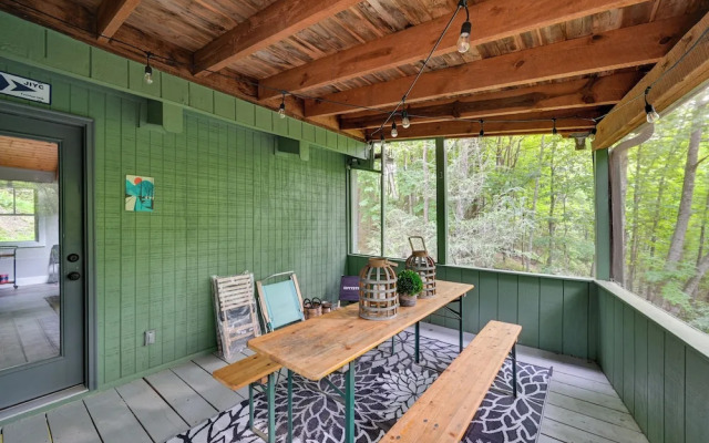 Peaceful Brevard Mountain Cabin: Hike, Golf & Swim