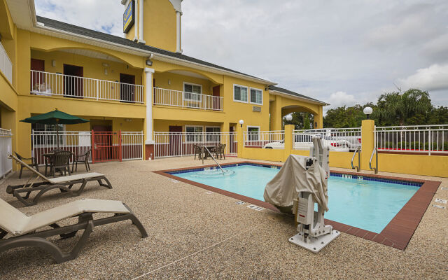 Scottish Inn & Suites Baytown
