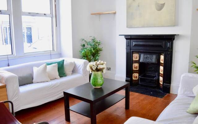 Spacious 4 Bedroom House Close to Tooting Station