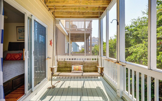 Walk to Beaches: Home w/ Patio in Surf City!