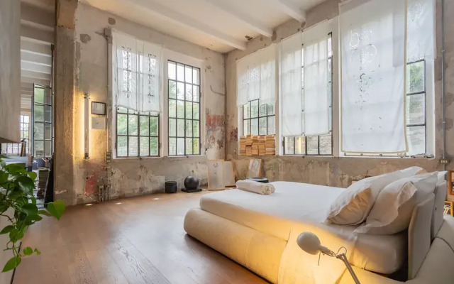 Design Loft With Private Parking