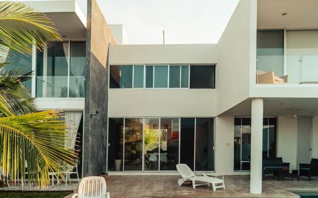 Breathtaking Beach Villa, Feel the Inviting Vibe!