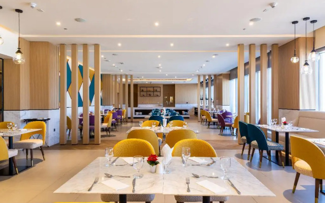 Отель Premier Inn Dubai Dragon Mart