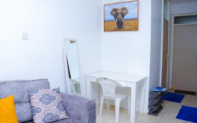 LaMeg Furnished Studio in Coral Bells Apartment