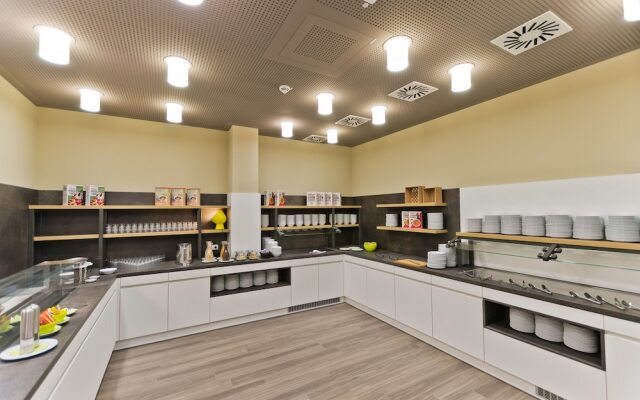 Super 8 By Wyndham Freiburg