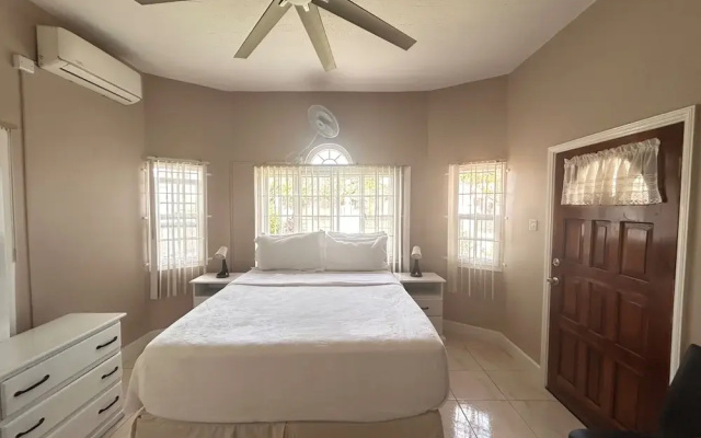 5 Bed Villa Sleeps 14 - Private Pool