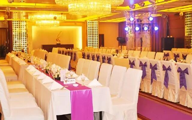 Kolam Gloria Plaza Hotel