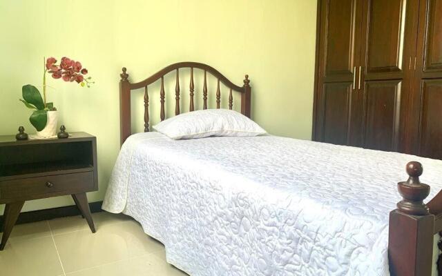 Habitación con vista al cerro Nawi