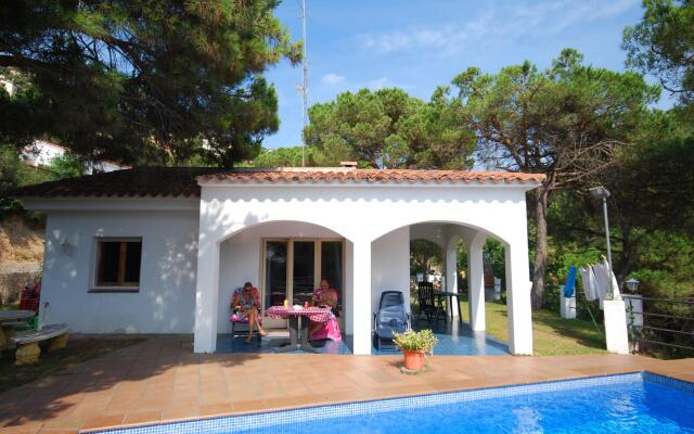 Peaceful Villa in Canyelles with Swimming Pool