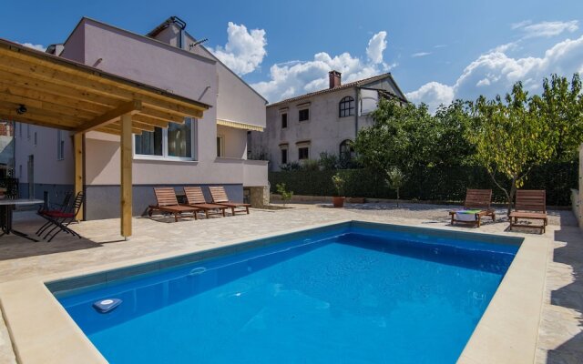 Lovely Holiday House With Private Swimming Pool, Charming Covered Terrace, BBQ