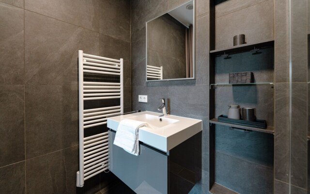Stylish 1BR Apt w Balc Cloche dOr