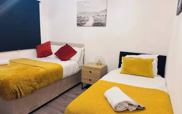 Stylish 1 Bed Flat Lakeside Shopping Mall