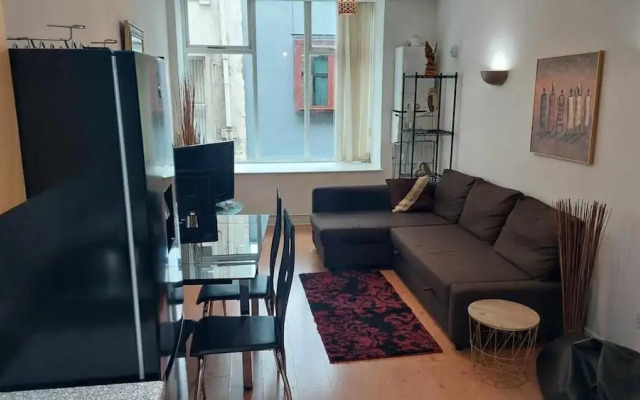 City-center Flat Sleeps 4 With Balcony