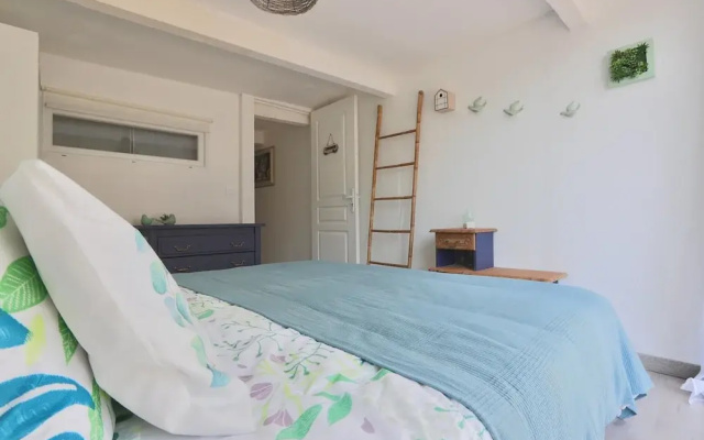 Holiday Home in Gargas Near Route des Ocres