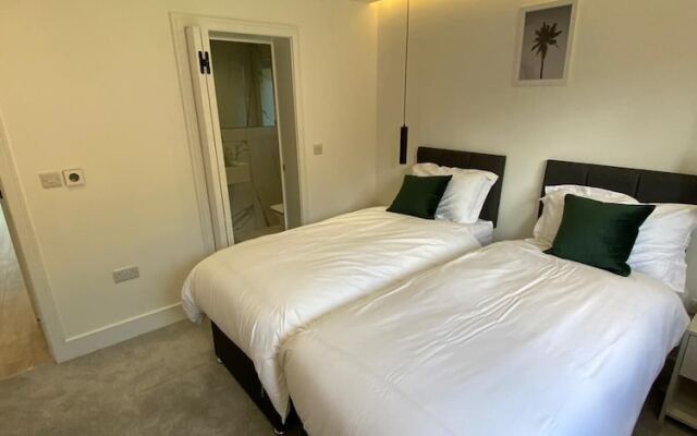 Stylish 2 Bed Flat with Parking