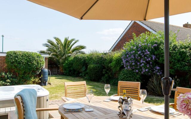 Beach House for 10 With hot tub Garden
