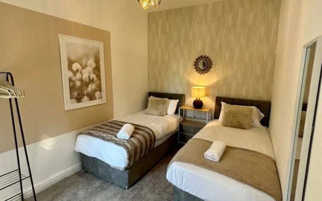 Three Bedroom Home Manchester sleeps 9
