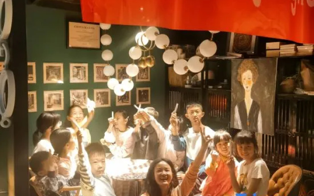 Lijiang The Rooftop Bistro&Bar• English Corner Snow Mountain view Hostel – People – Lijiang