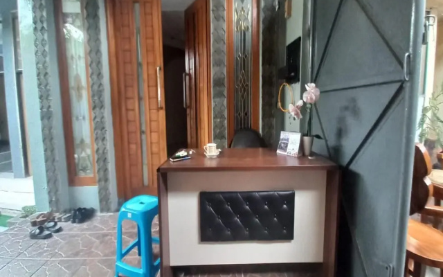 Hotel O 94911 Syariah Anggrek Guest Hous