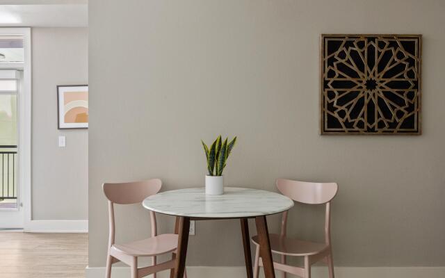 Denver | Luxurious 2BD/2BA Riverfront Apartment