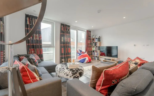 Modern 3 Bedroom Top Floor Apartment