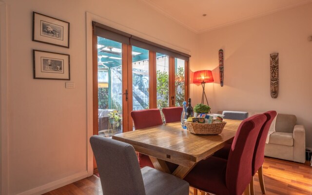 Gorgeous family retreat next to the CBD