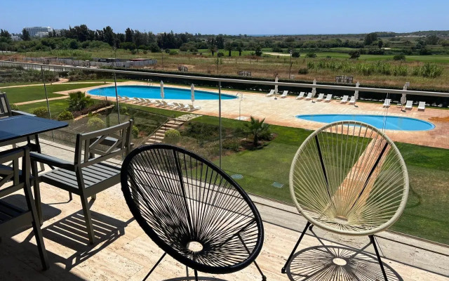 Gorgeous apartment with pools and golf court view