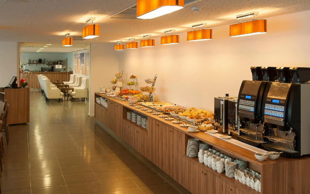 Eurostars Oasis Plaza Hotel