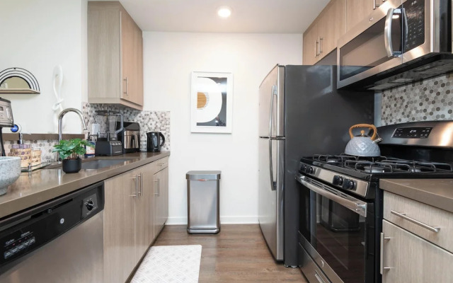 Hollywood Apartment Near Walk of Fame