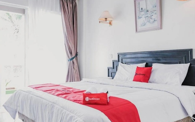 RedDoorz Plus near Pelabuhan Merak – Guest Rooms – Cilegon