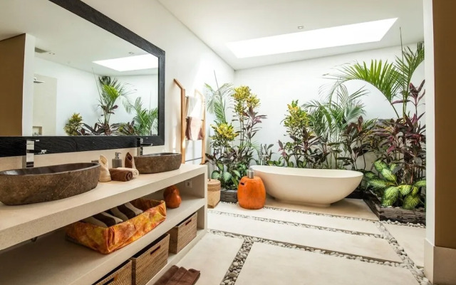 Stunning 6 Bedroom Villa Only 400m to the Beach