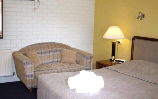 Estelle Kramer Motor Inn