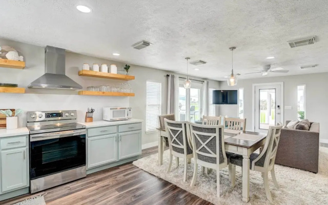Walk to Beach: Charming Home w/ Deck in Galveston