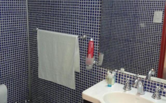 Monoambiente con baño privado y cocineta dentro de casa