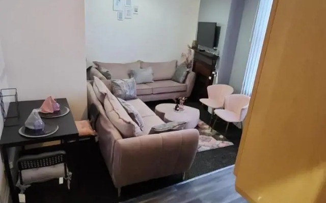 Wolverhampton City Centre - 1-bed Flat - Sleeps 3