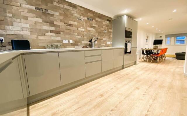 Large Modern 3 Bedroom Apt With Free Parking