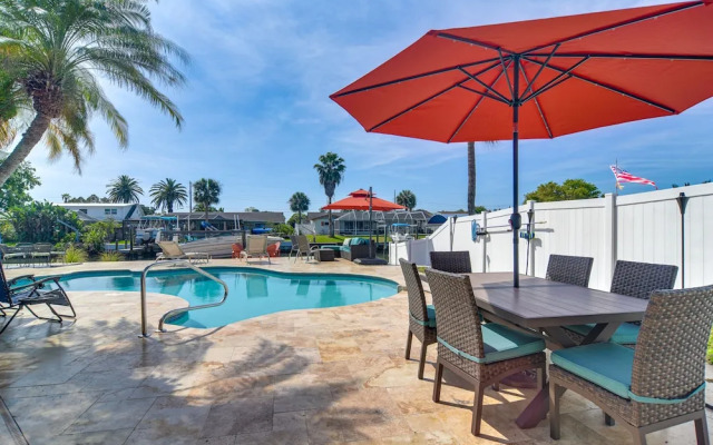 Waterfront Oasis w/ Hot Tub ~ 10 Mi to Dtwn Tampa