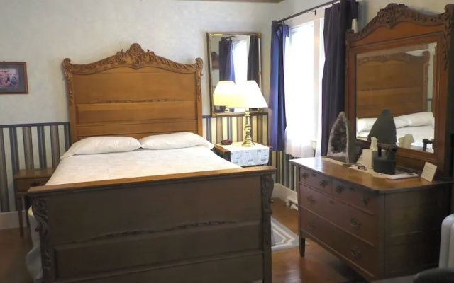 Old Iron Inn Bed and Breakfast