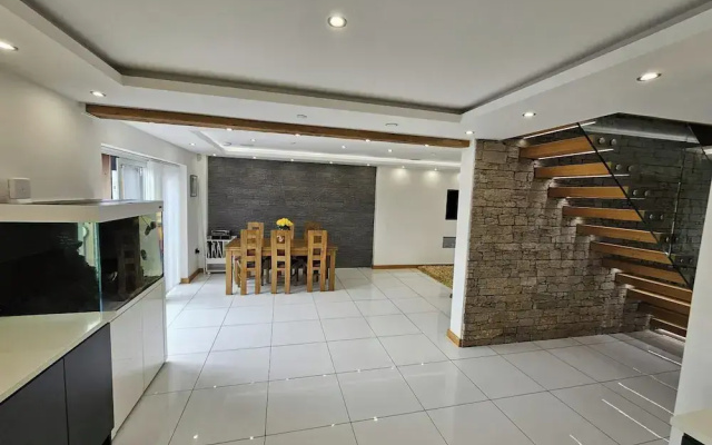 Modern, Large 4-bed Property Sleeps 10 in Abergele