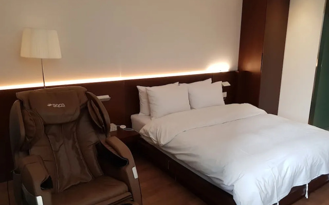 Golden River Hotel