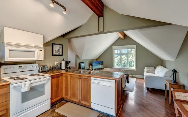 Parker by the Sea - Quaint Apartment with Beach Access