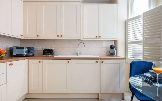 Stylish 3BR 2BA in Mayfair by Hyde Park