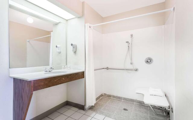 Super 8 by Wyndham Orangeburg North