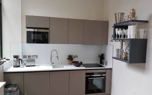 Central 1 BD Apartment
