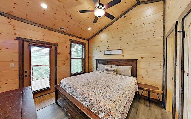 All-suite Luxury W/ Swim Spa & Home Theater 5 Bedroom Cabin