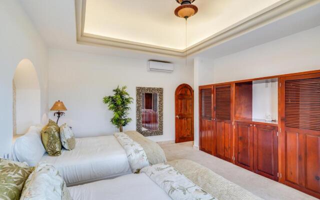 Lagoon & Beach Steps Away 5-bdrm Villa Elegancia