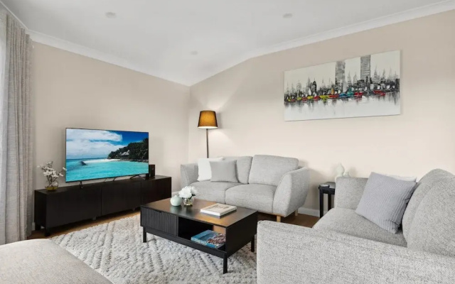 Stylish 2-bed Camperdown Apartment With Balcony