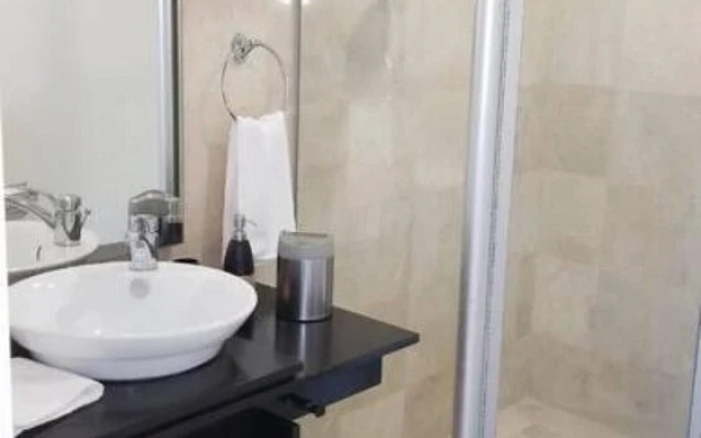 Spacious Apartment Near Hospitals Universities Malls and Park