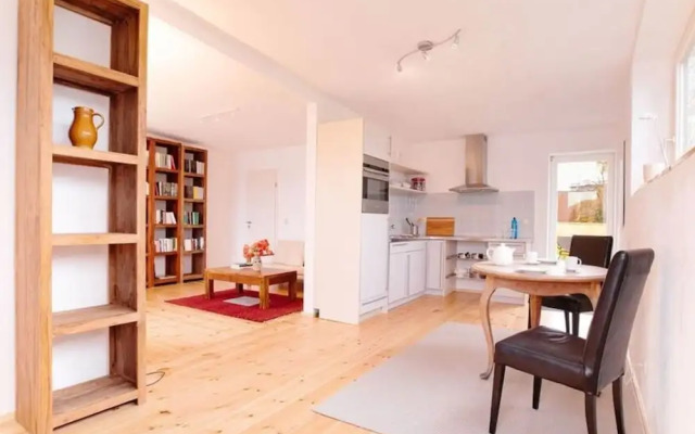 Bauhaus Holiday Apartment by the Lake